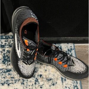 Brooks Bedlam Men's 11 D Running Shoes Black Gray like new worn for 2 runs-8mi.